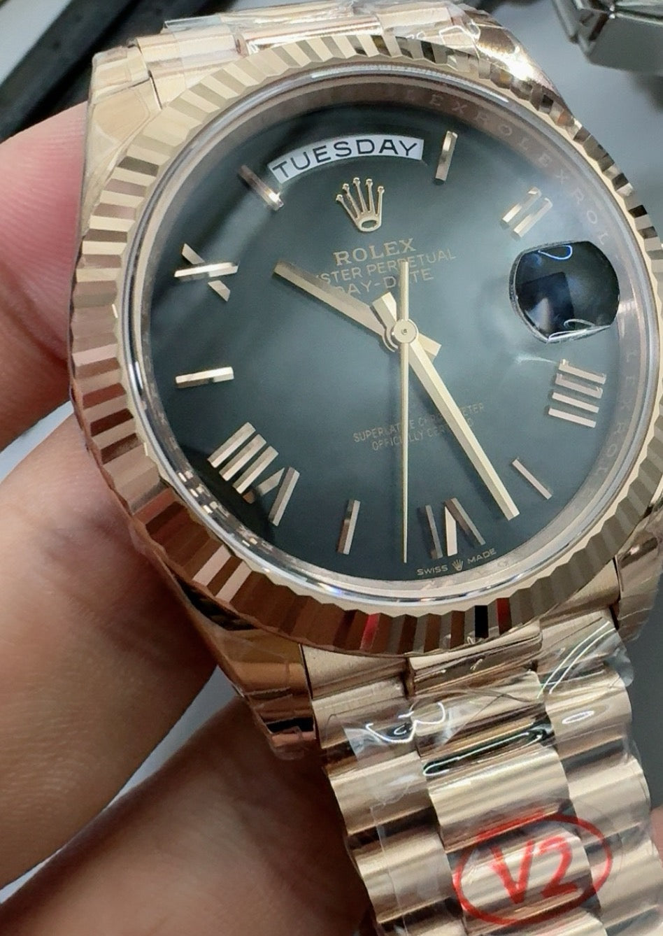 Rolex Day-Date 40 – Olivgrünes Zifferblatt VSF SUPER CLONE – 228235 – Geriffelte Lünette – President-Armband